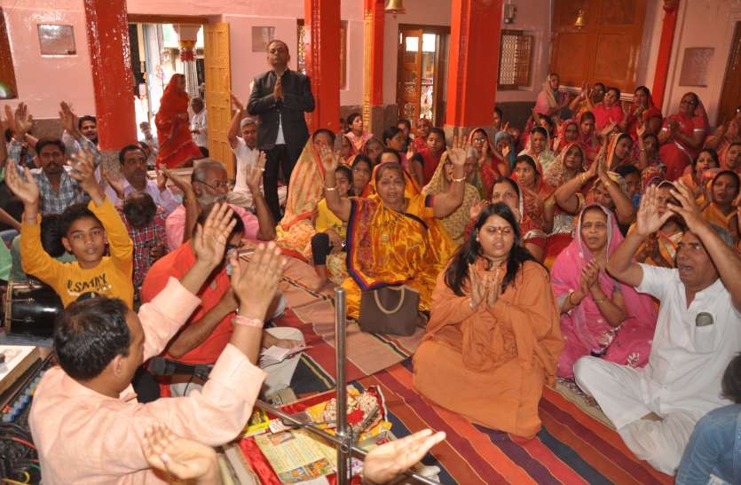 Hanuman Chalisa text throughout day दिनभर हनुमान चालीसा पाठ, शाम को बग्घी में बिराजे अंजनी के लाल