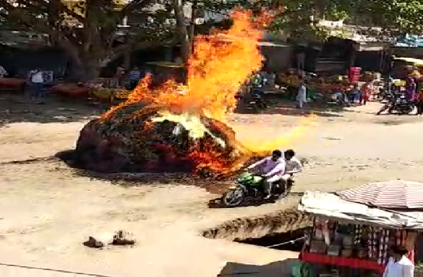 fire पेट्रोल पंप के सामने भैंसा-बुग्गी में भरी गन्ने की पत्तियों में लगी आग, दिखा खौफनाक मंजर