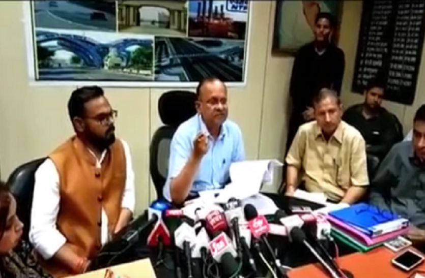 dm मोटी फीस वसूलने पर इन स्कूलों पर लगा लाखों का जुर्माना, 24 घंटे का मिला अल्टीमेटम
