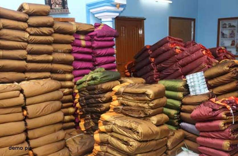 lok sabha 2019 election: Congress leader distributing sarees bangles