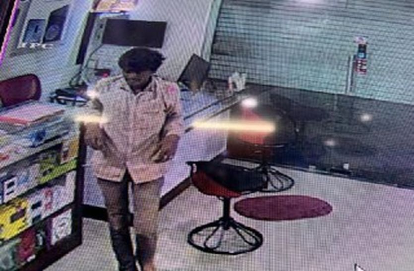 theft शोरूम में सेंध लगा रहा बदमाश देररात संचालक के पहुंचने पर भागा