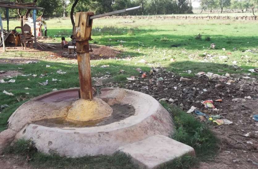 Not enough technicians to repair bad handpumps खराब हैंडपंपों को सुधारने के लिए नहीं हैं पर्याप्त टेक्निशियन
