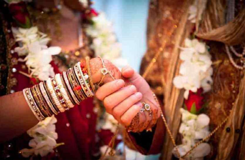 marriage घर वाले अधेड़ से कराना चाहते थे शादी तो प्रेमी संग थाने पहुंची युवती और बोली...