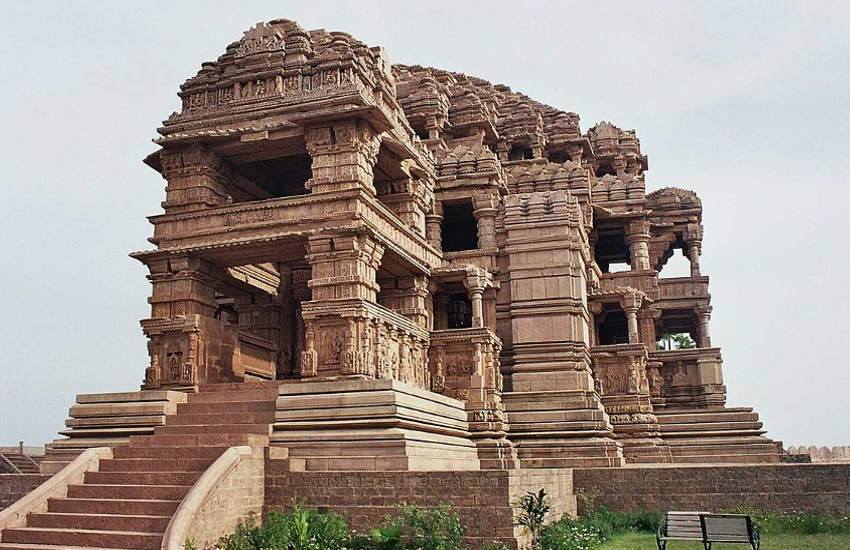 अमिताभ बच्चन पर चढ़ा सास-बहू मंदिर के आकर्षण का रंग, किया ऐसा ट्वीट