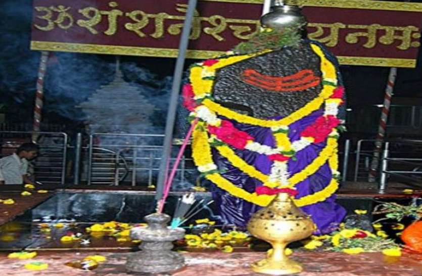 shani dev शनि देव की मूर्ति पर चढ़ाएं काले तिल और केले, हर काम में जल्द मिलेगी सफलता