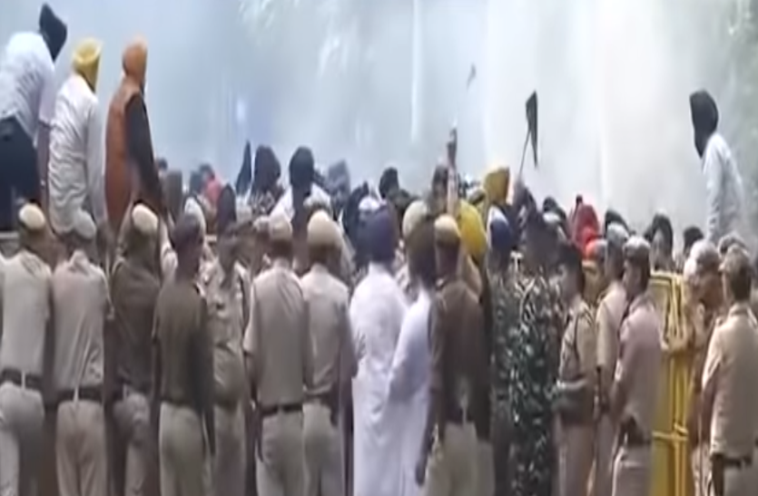 sikh protest file photo पंजाब में सिखों पर पुलिस फायरिंग की जांच कर रही एसआईटी के सदस्य आईजी का तबादला रद्य कराने के लिए प्रदर्शन