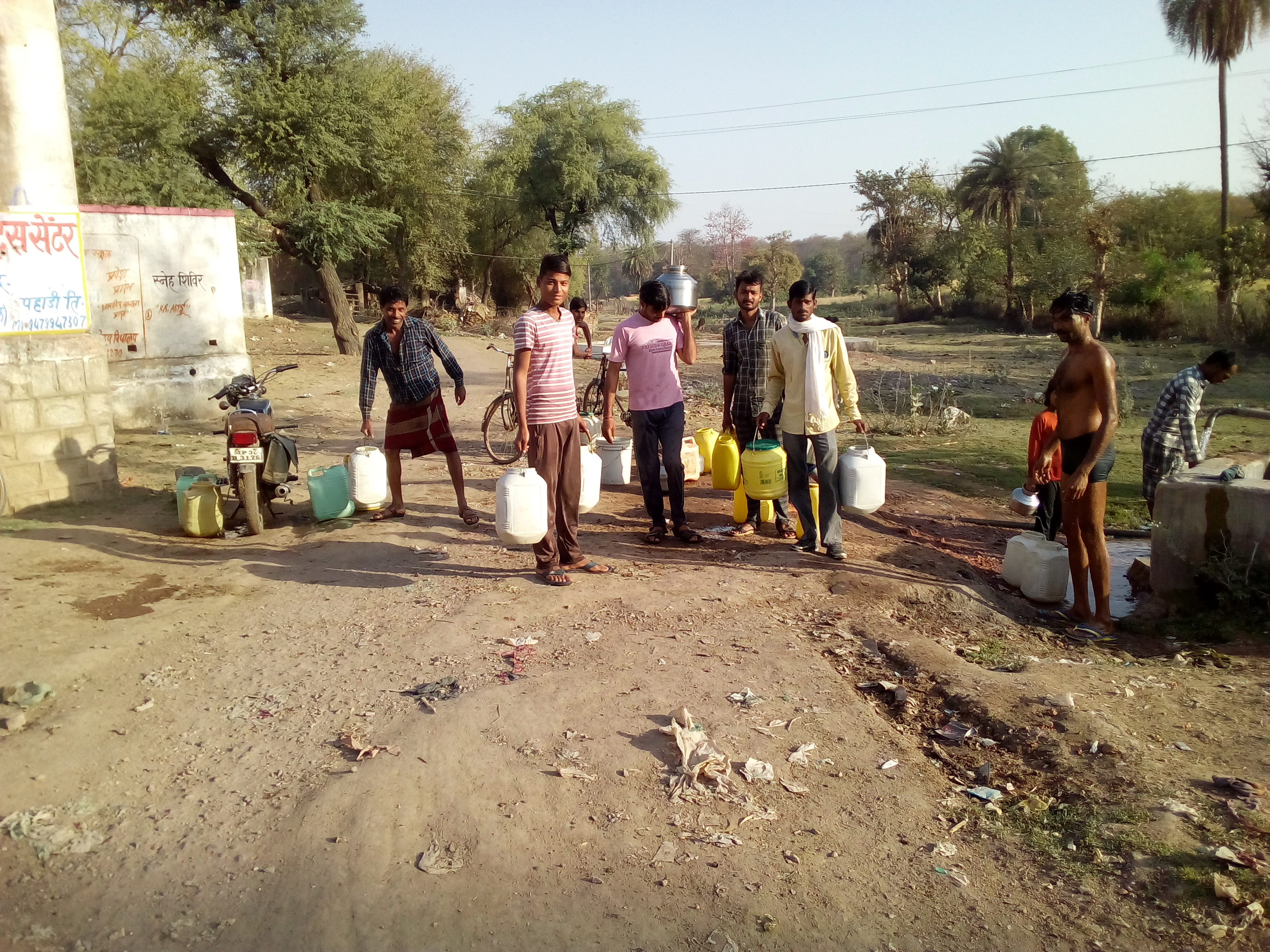 Sarpanch.Recommendation in the villagers with the indifference of the secretary डेढ़ वर्ष बाद भी मिनौरा ग्राम पंचायत की शुरू नहीं हो पाई नलजल योजना