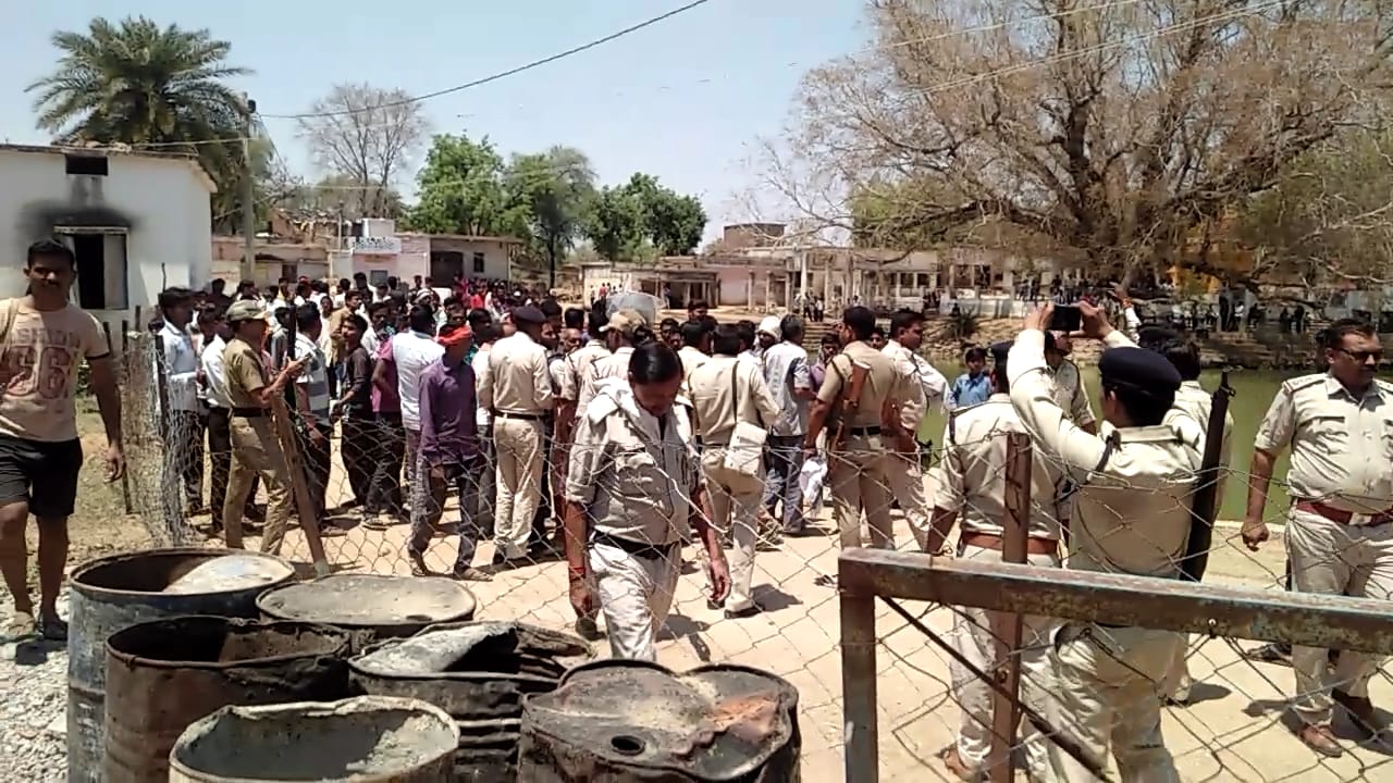Police-villagers controversy ग्रामीणों ने किया चौकी पर पथराव, पुलिस ने भांजी लाठियां, प्रभारी लाइन हाजिर