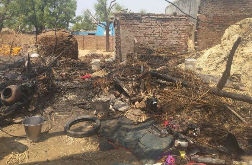 thousands-of-rupees-worth-of-burnt-material हजारों रुपए का सामान जला