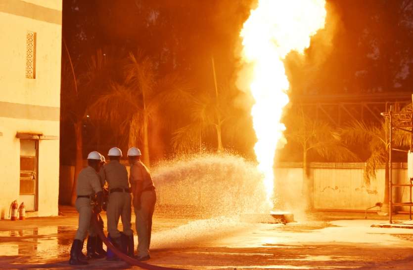 Presentation of Fire Brigade at NTPC of Singrauli आग की लपटों पर पलक झपकते फायर ब्रिगेड ने पाया काबू