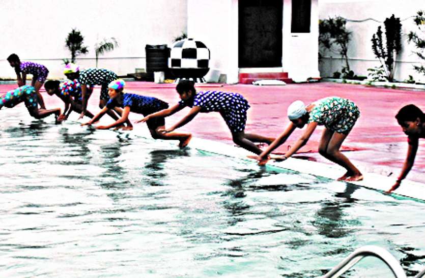 Swimming pool swimming competition for voting awareness मतदात जागरूकता के लिए तरणताल में हुई बालिका तैराकी प्रतियोगिता