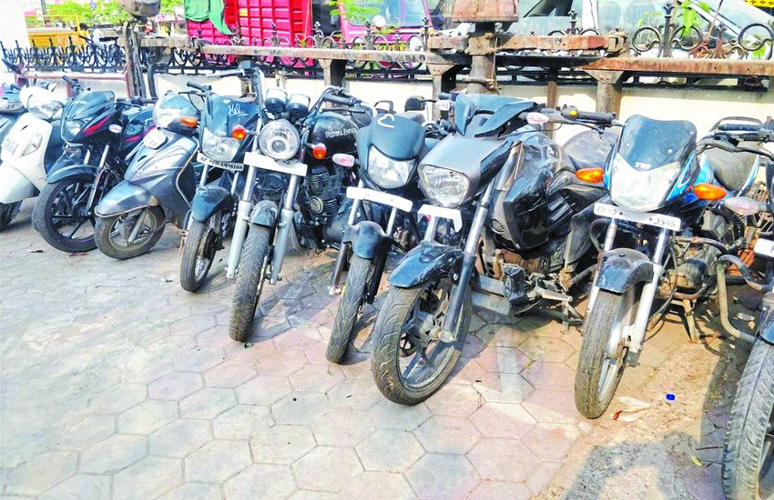 indore बालों को रंगकर करते थे चोरी, गोल्डन गैंग से जब्त हुए इतने दर्ज़न वाहन