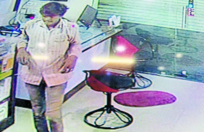 indore मोबाइल पर अलर्ट आते ही दुकान पंहुचा संचालक , शटर खुलते ही उड़ गए होश