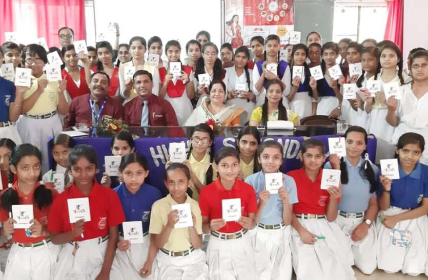 Yuvati Program in Anupama school एनीमिया से लडऩे के लिए संतुलित आहार जरूरी
