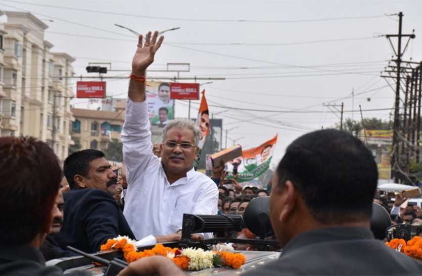 Congress Road Show कांग्रेस प्रत्याशी के लिए भूपेश बघेल ने किया रोड शो,कांग्रेस के दिग्गज नेता हुए शामिल