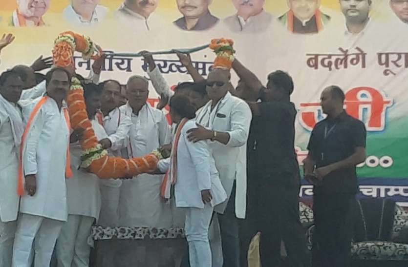 मनमोहन सरकार में 54 लाख करोड़ का कर्ज था वहीं मोदी की सरकार में 82 लाख करोड़ का कर्ज है, सीएम ने पीएम पर निशाना साधते हुए ये भी कहा... मनमोहन सरकार में 54 लाख करोड़ का कर्ज था वहीं मोदी की सरकार में 82 लाख करोड़ का कर्ज है, सीएम ने पीएम पर निशाना साधते हुए ये भी कहा...
