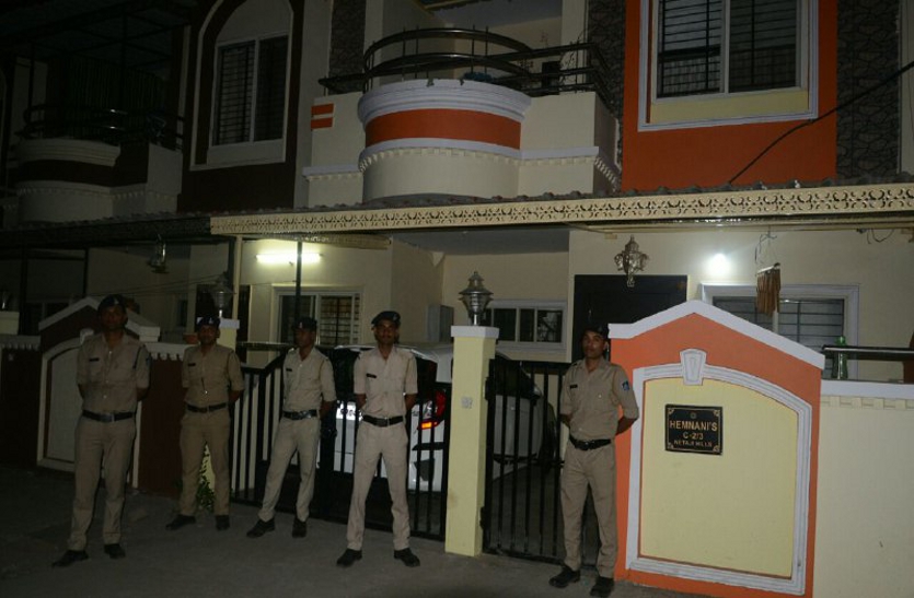 raid आईपीएल सटोरियों के ठिकानों पर पुलिस की दबिश, एक करोड़ 21 लाख रुपए हुए बरामद
