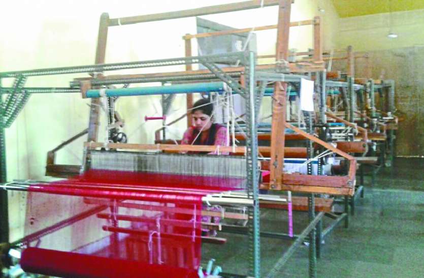 Handloom center जबलपुर के इस तीर्थ में चल रहा हथकरघा केंद्र, जर्मनी से आई कालीन की डिमांड