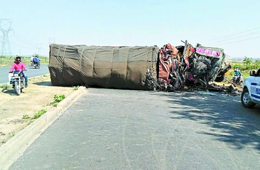 road accident दो ट्रकों की भिड़ंत में चालक की मौत, दो गंभीर घायल