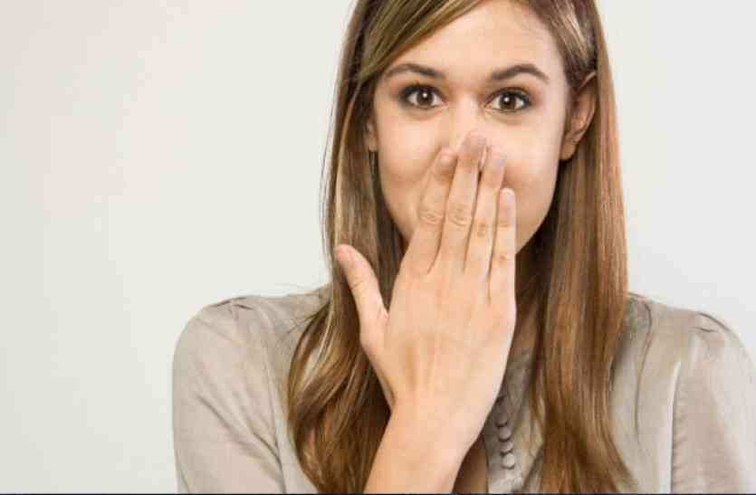 hiccups हिचकी में राहत देंगे ये आसान घरेलू उपाय