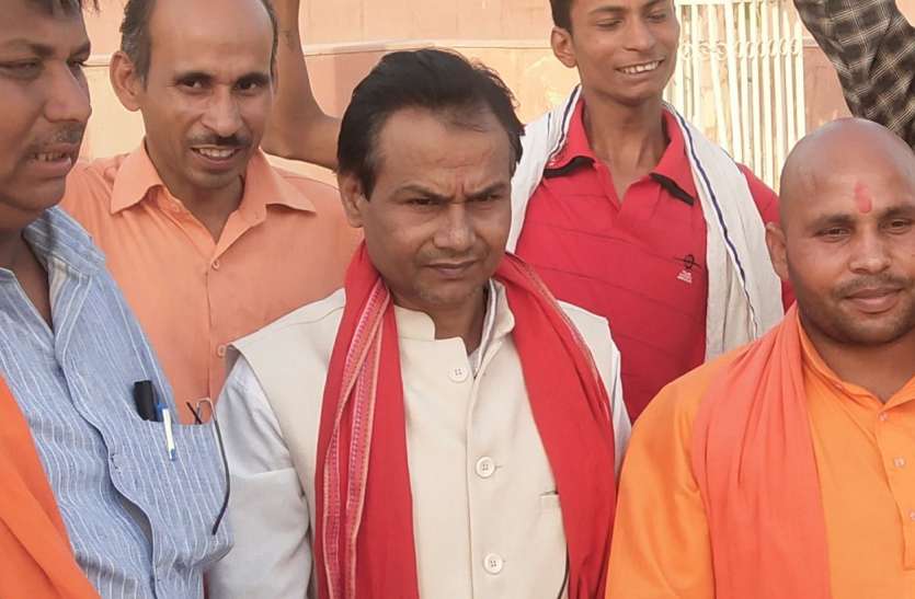 ayodhya फैजाबाद लोकसभा सीट पर दाखिल नामांकन पत्र जांच के बाद जिलाधिकारी पर प्रत्याशी ने लगाया बड़ा आरोप