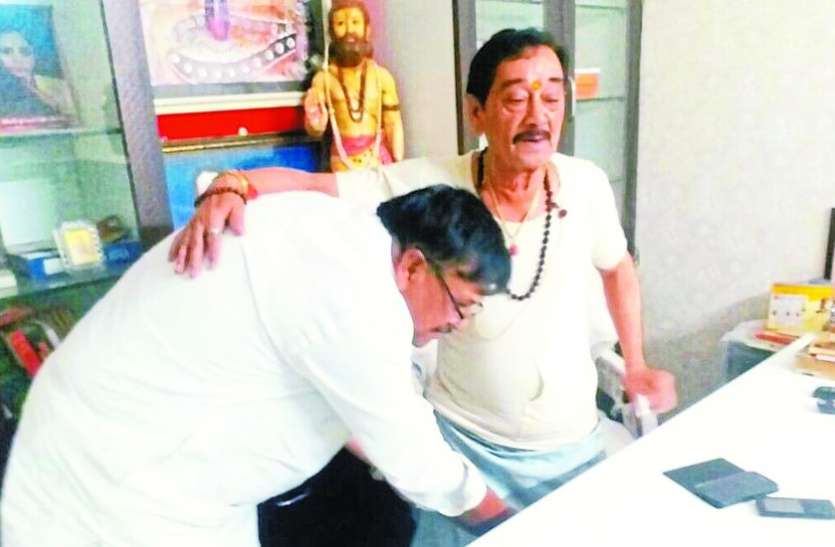 indore भाजपा के वरिष्ठ नेता से आशीर्वाद लेने पहुंचे कांग्रेस प्रत्याशी पंकज संघवी
