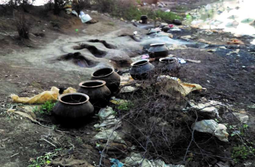 तांदुलडीह में बड़ी मात्रा में कच्ची शराब व महुआ पास जब्त तांदुलडीह में बड़ी मात्रा में कच्ची शराब व महुआ पास जब्त