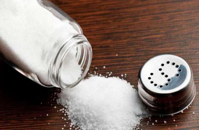 salt हाथ से गलती से गिर जाए नमक तो हो जाएं सावधान, आ सकती है मुसीबत
