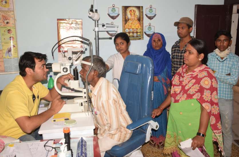 patrika and samritan eye camp फ्री में जांची आंख, सेफ्टी के दिए टिप्स