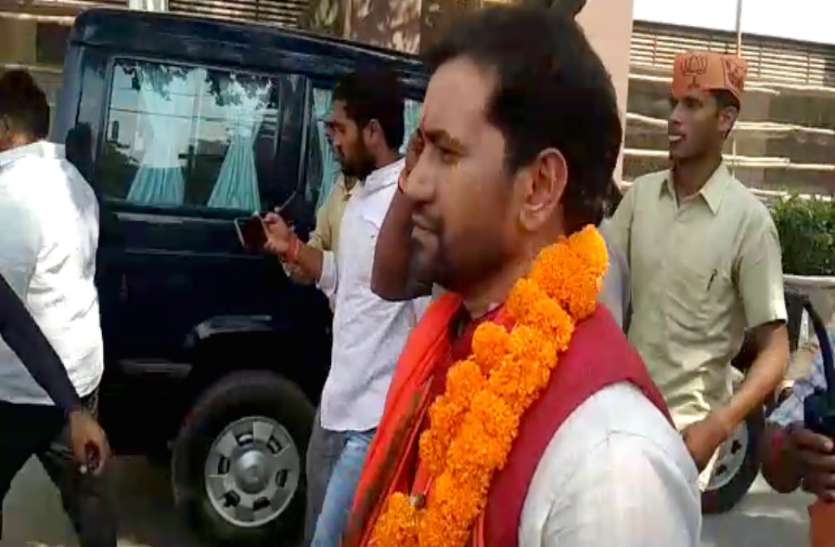 दिनेश लाल यादव निरहुआ एफिडेविट से खुला 'निरहुआ' का पूरा राज़, अखिलेश यादव के खिलाफ BJP ने दिया है टिकट