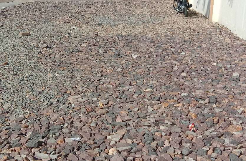 Hanumangarh road again shabby, paveworks flowing in water हनुमानगढ़ रोड फिर जर्जर, पानी में बह गए पेचवर्क