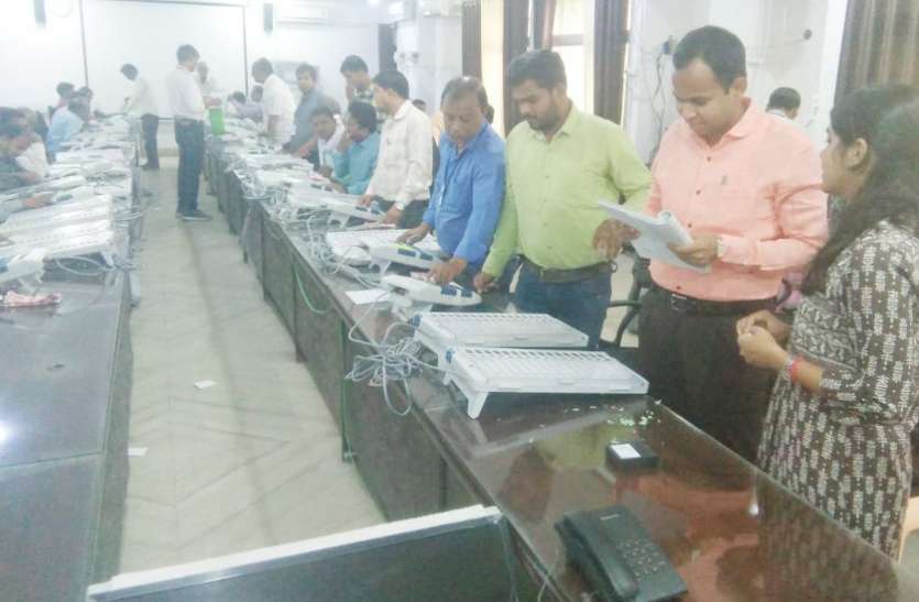 EVM and VVPAT ready for voting in assembly constituency in Singrauli लोकसभा चुनाव: प्रत्येक मतदान केंद्र के लिए इवीएम तैयार, 30 फीसदी मशीन रिजर्व