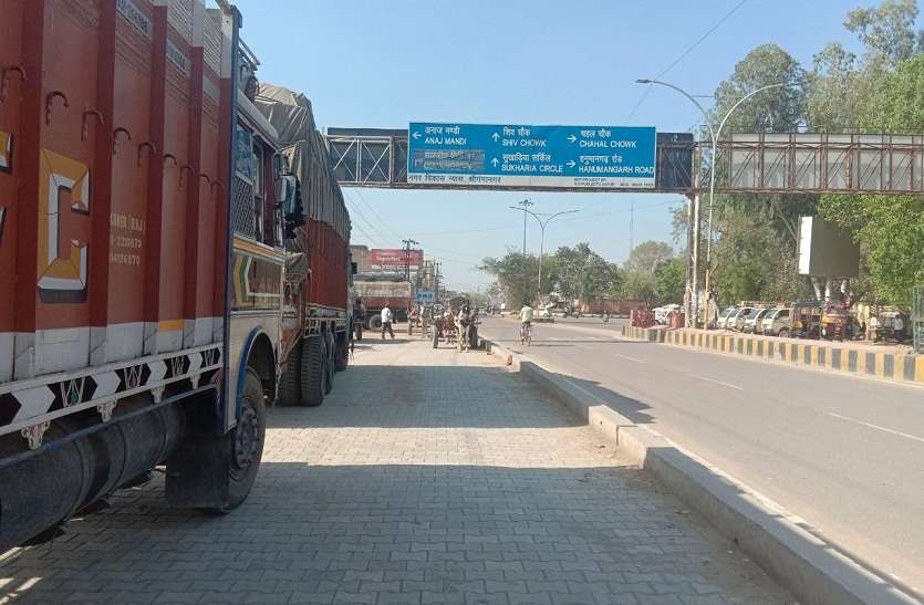 Despite the expenditure of Rs.1.13 crore, the facility of heavy vehicl एक करोड़ 32 लाख रुपए खर्च के बावजूद सुविधा नहीं, भारी वाहनों की शरण स्थली बनी सर्विस रोड