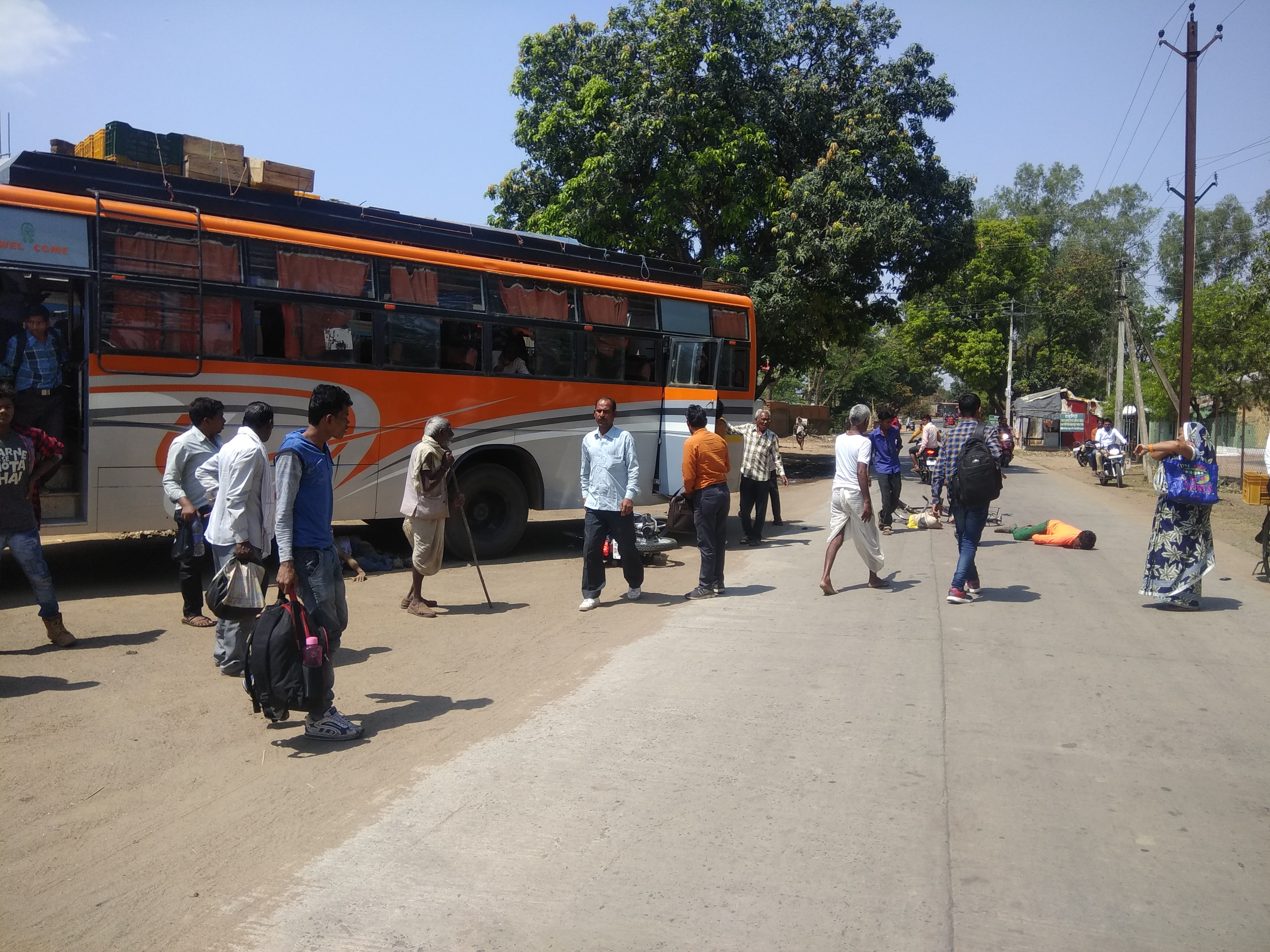 Three injured in accident, a Jabalpur refer दुर्घटना में तीन घायल, एक जबलपुर रेफर