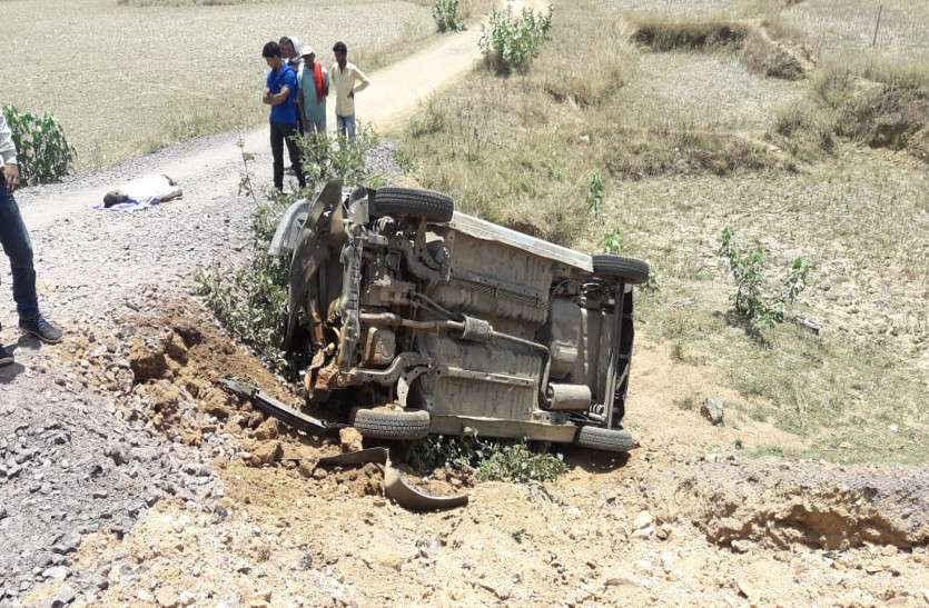 भैसमा पहरीपारा की घटना, शराब की नशे में धुत थे युवक मोपेड को ठोकर मारकर पलटी कार, ग्रामीण की मौत