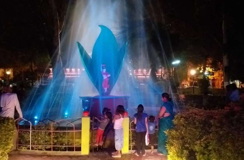 Here people who are reaching fountains between color changing lights यहां रंग बदलती रोशनी के बीच फव्वारे का लुत्फ लेने पहुंच रहे लोग