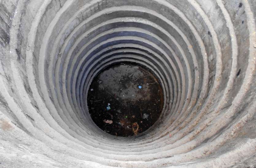 pani ki samasya 110 मकानों की ग्रामीण जनता एक मात्र हैंडपंप के सहारे