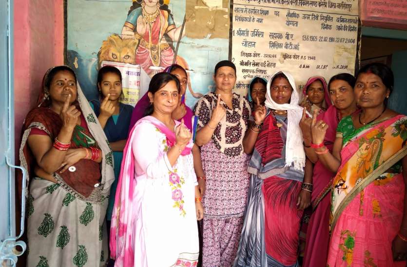 Women's Parliament in school for awareness of female voters महिला मतदाताओं की जागरूकता के लिए स्कूल में लगी महिला संसद