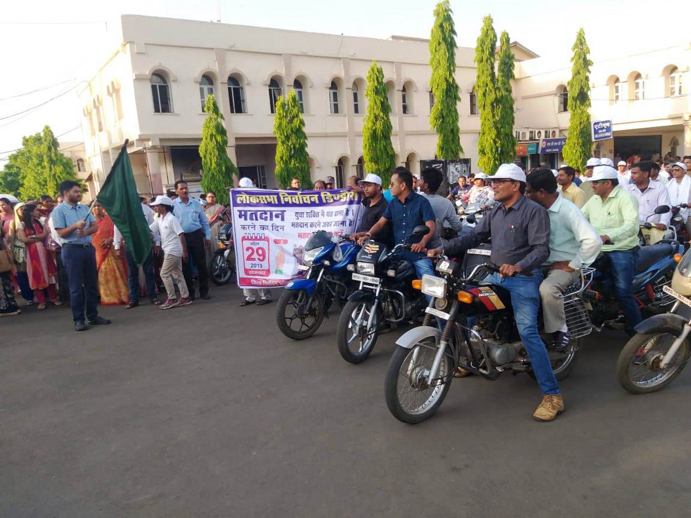 Marathon raises awareness to voter मैराथन दौड़ से मतदाता को किया जागरूक