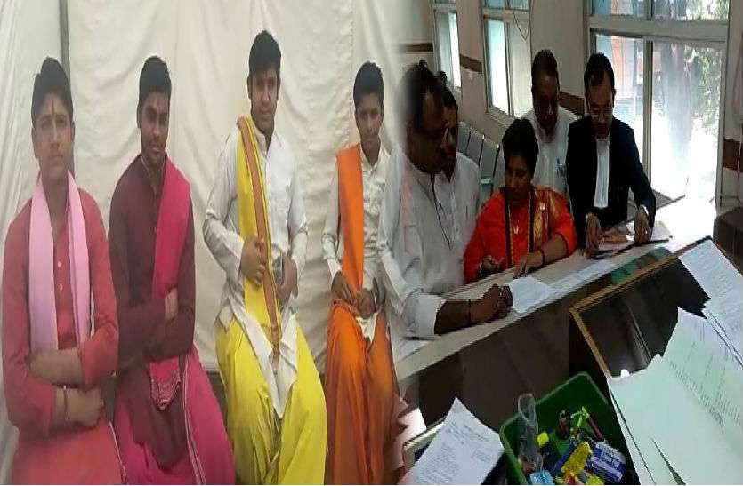 sadhvi 11 पंडितों की टोली ने प्रज्ञा की जीत के लिए पढ़ा मंत्र, साध्वी रखे रहीं मौन व्रत