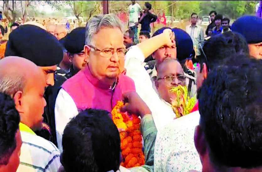 लोगों से मिलकर बिना भाषण दिए बैरंग लौटे रमन सिंह समय समाप्त होने के बाद पहुंचे पूर्व सीएम