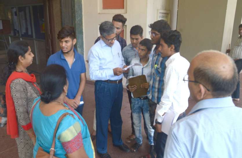science collage students गलत और आउट ऑफ सिलेबस प्रश्न बिगाड़ सकते हैं साइंस कॉलेज के परीक्षार्थियों के परिणाम