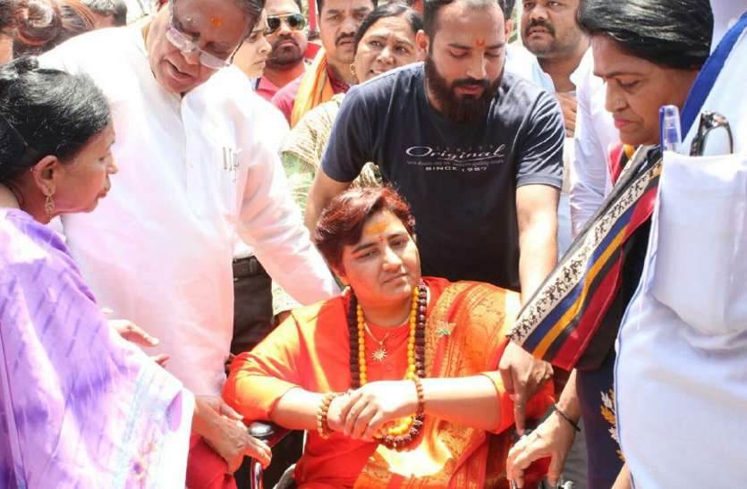 sadhvi pragya thakur मंत्रोच्चार के साथ साध्वी प्रज्ञा ने दाखिल किया नामांकन, कहा - अब मैंने मौन व्रत खोल लिया है...