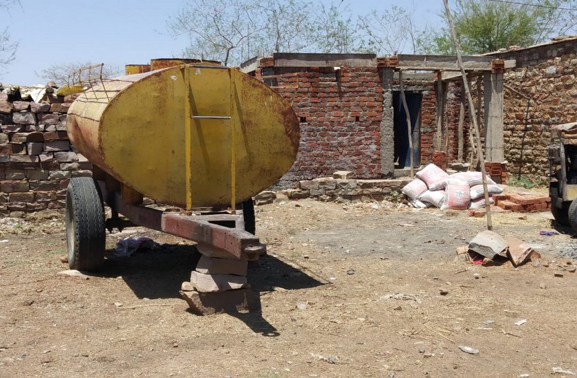 Banda's Gram Panchayat has broken handpumps in the country बंडा की ग्राम पंचायत उल्दन में हैंडपंप तोड़ चुके हैं दम