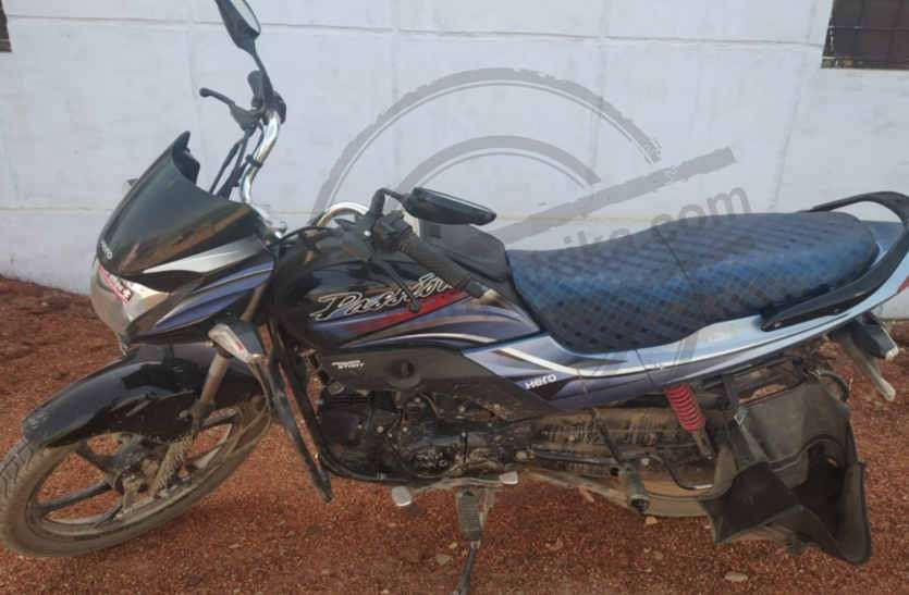 Smuggling on bike in bhilwara बाइक पर तस्करी: पुलिस को देख बाइक छोड़ भागे तस्कर , 25 किलो डोडा चूरा बरामद