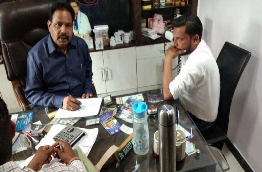 police Arrested Civil Surgeon of Bribery in Hospital रिश्वत लेते जिला चिकित्सालय के सीएस गिरफ्तार, 15 हजार रुपए की मांगी थी रिश्वत