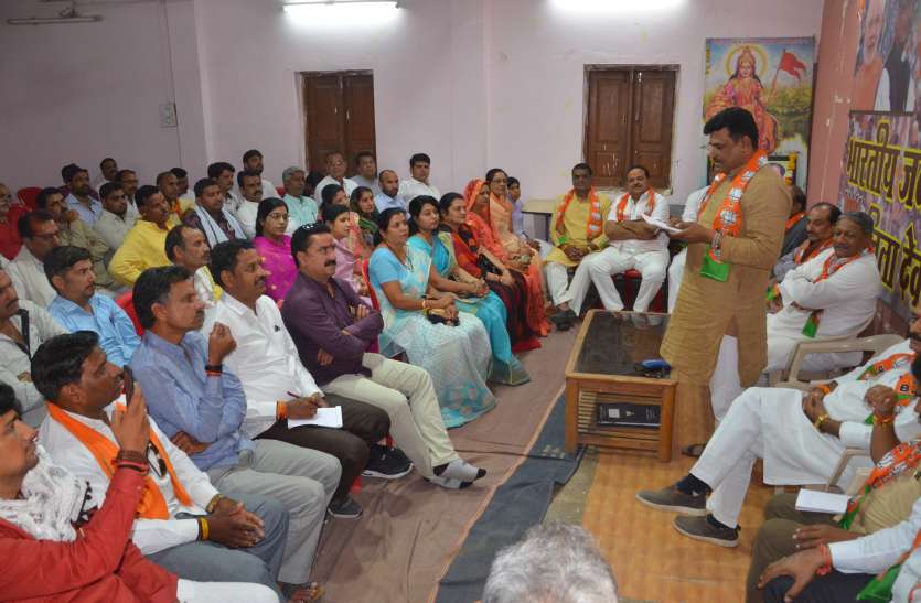 dewas हवा में काम मत करो...व्यक्तिवाद की राजनीति नहीं राष्ट्रहित को देखो...बातें तो 10-15 हजार की करते हैं लेकिन आधे भी नहीं आते...