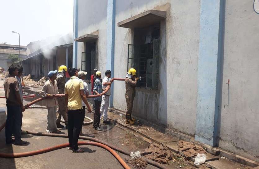 CG News मजदूर कर रहे थे काम और अचानक गोदाम में लग गई आग, मची चिख पुकार