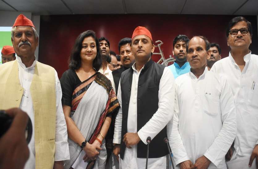Akhilesh says to Yogi remember Geeta for proud person result अखिलेश ने योगी को याद दिलाया गीता का उपदेश, बोले- अहंकार करेंगे तो जल्द ही मठ पहुंच जाएंगे