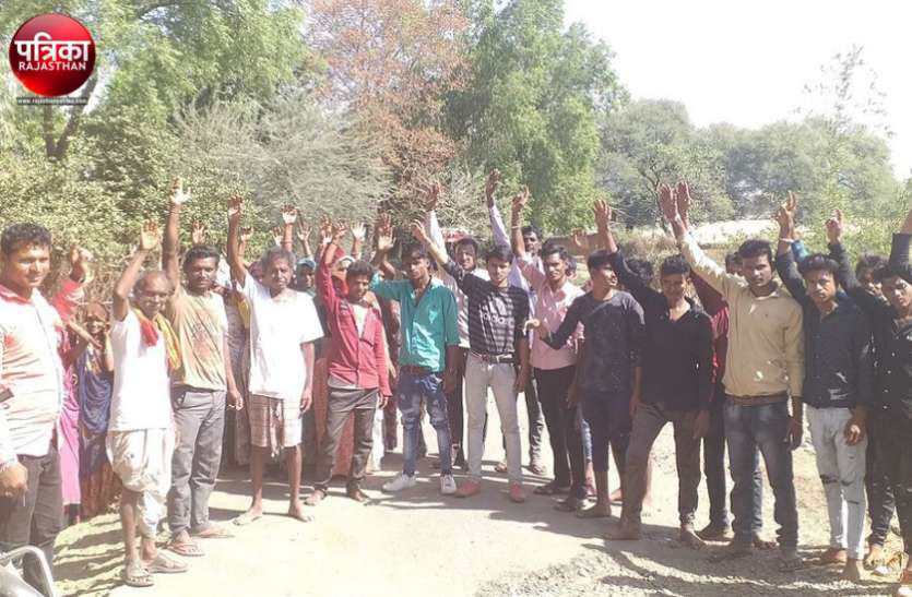 banswara बांसवाड़ा : सात दशक में भी बिजली नहीं आई, इंतजार करते पीढ़ी बुढ़ाई, चिमनी में कर रहे बच्चे पढ़ाई